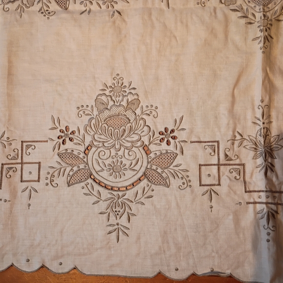 Embroidered Tablecloth W 12 Napkins - Picture 5 of 10